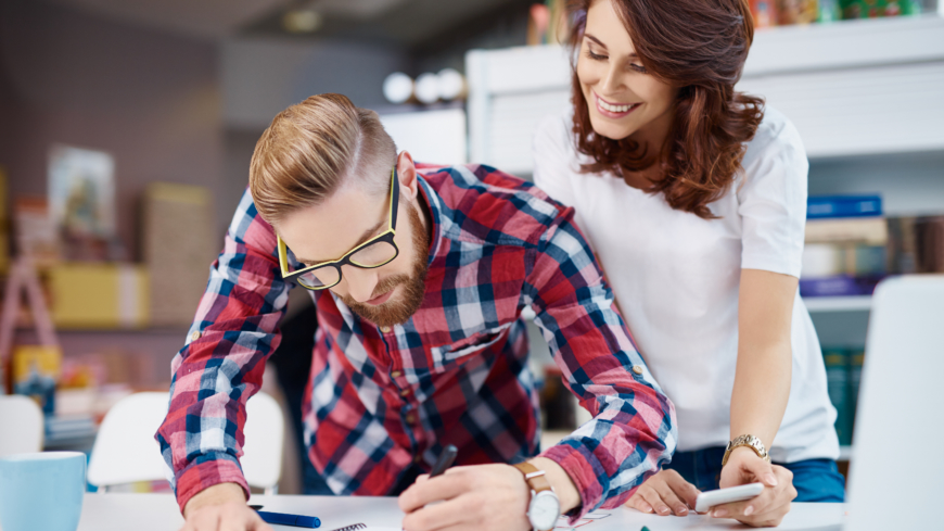 Ju starkare identifikation man har med sitt jobb, ju mer trivs man på arbetet. Det märks genom att motivationen och stresståligheten ökar.  Foto: Shutterstock